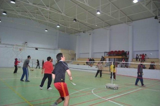 Selendi’de Yetişkinler Badminton Kursu