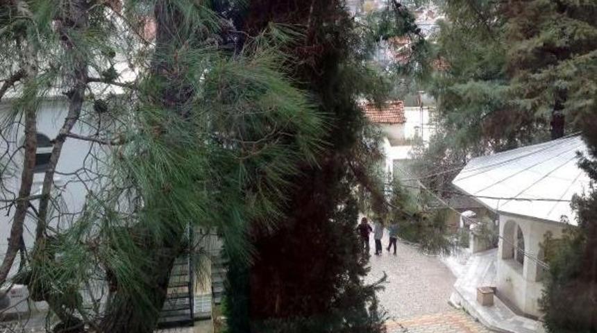 Cami Hoparl&ouml;r&uuml;nden Ezan Yerine Şarkı Yankılandı