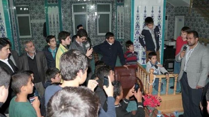 Futbolcu Necati Ateş, Gen&ccedil;lerle Camide Buluştu