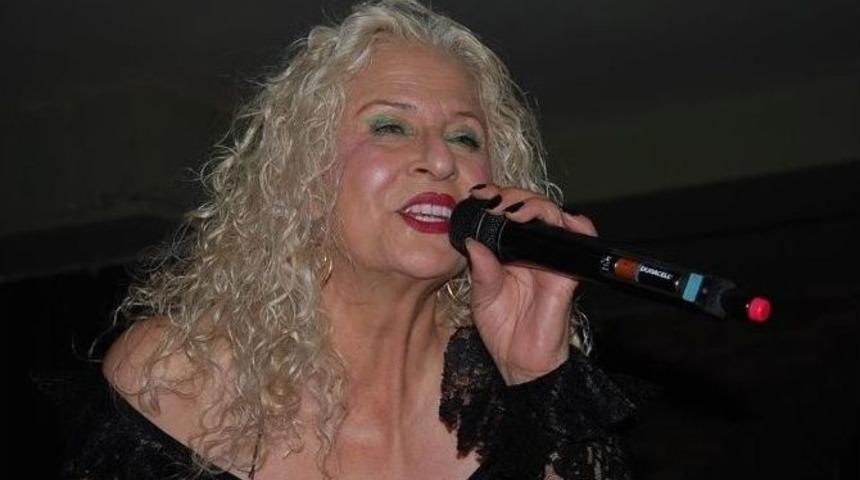 Birsel &Ccedil;&ouml;zeli Hayranlarını Mest Ediyor