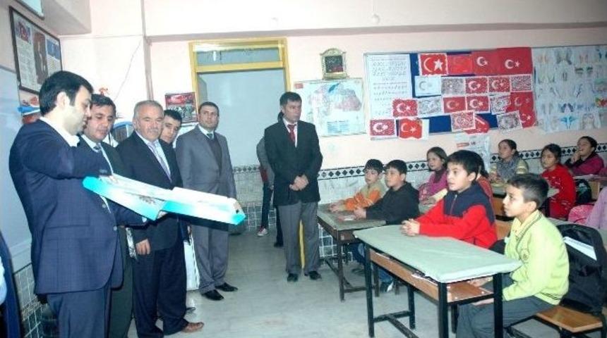 Başkan Mutlu&rsquo;dan Okullara Eğitim Seti