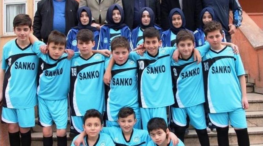 Yomra İmam Hatip Bay Ve Bayan Futbol Takımlarına Forma Hediyesi