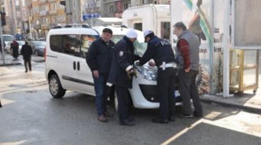 Boz&uuml;y&uuml;k&rsquo;te Trafik Kazası: 1 Yaralı