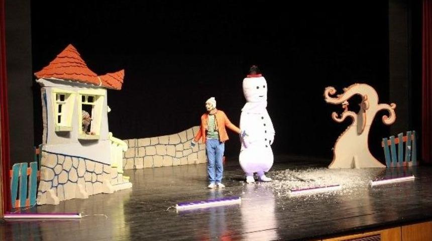 Kardan Adam Tiyatrosu Rize&rsquo;de Sahnelendi