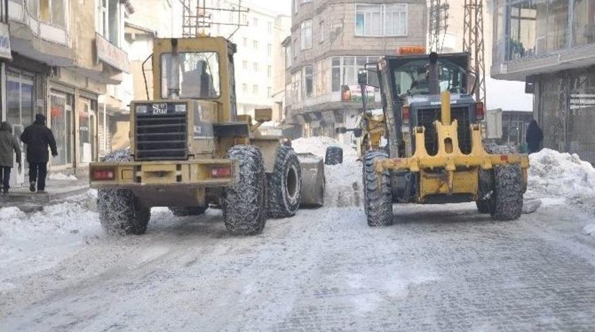 Y&uuml;ksekova&rsquo;da Kar Ve Buz Temizliği S&uuml;r&uuml;yor