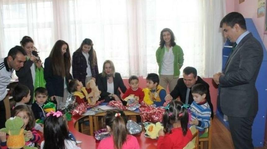Evlerinden Getirdikleri Oyuncakları K&ouml;y &Ccedil;ocuklarına Hediye Ettiler