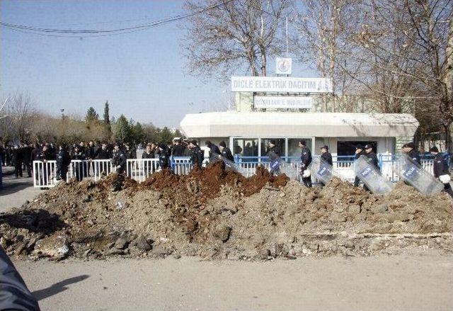 Diski, Dedaş Önünde Hendek Kazdı