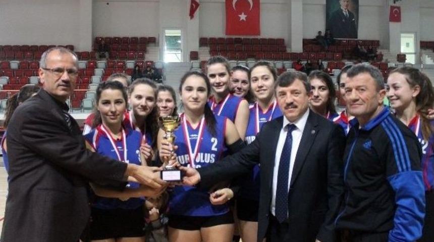 Gen&ccedil; Kızlar Voleybolda Kupalar Sahiplerini Buldu
