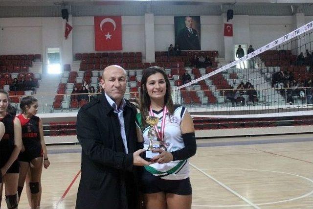 Genç Kızlar Voleybolda Kupalar Sahiplerini Buldu