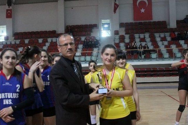 Genç Kızlar Voleybolda Kupalar Sahiplerini Buldu