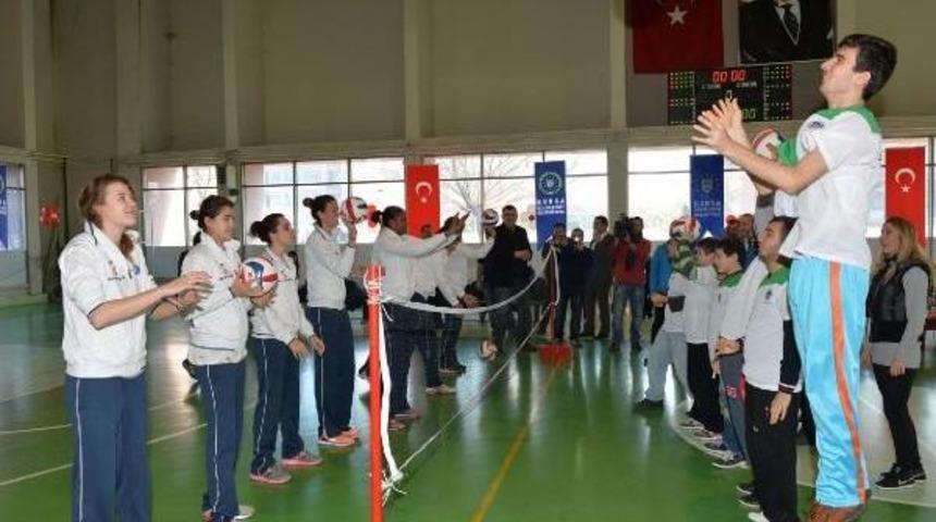 Bursa B&uuml;y&uuml;kşehir Belediyesporlu Voleyculardan Engelli Sporculara Moral Desteği
