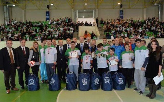 Bursa Büyükşehir Belediyesporlu Voleyculardan Engelli Sporculara Moral Desteği