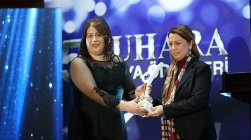 &Ouml;znur &Ccedil;alık&rsquo;a Yılın Milletvekili &Ouml;d&uuml;l&uuml;