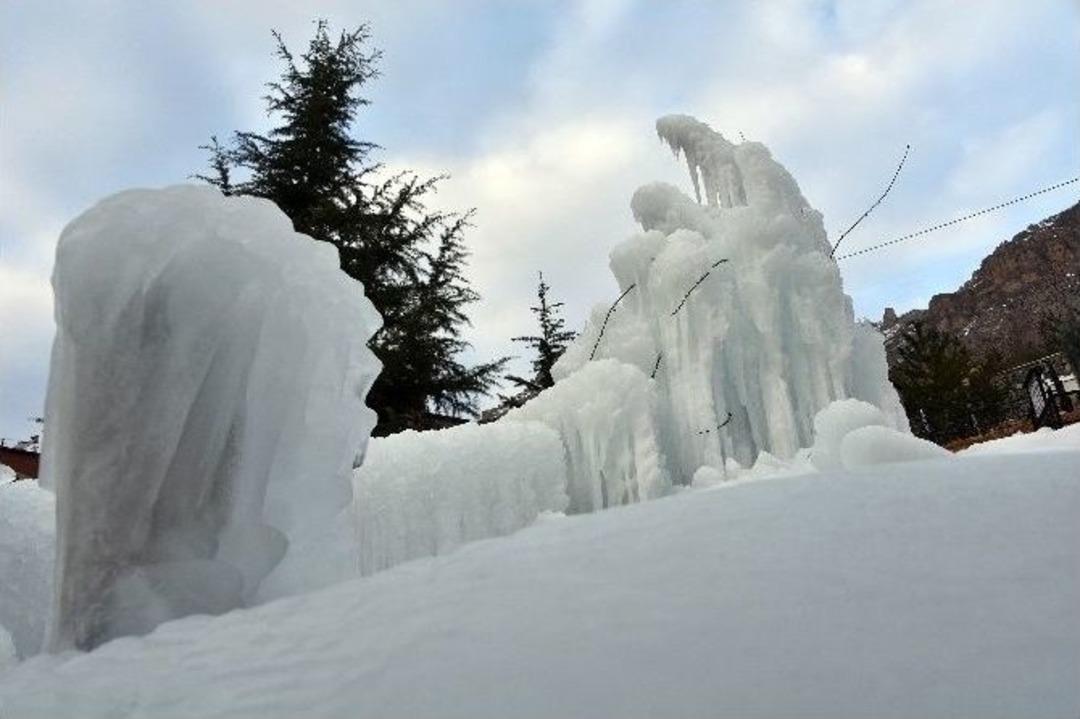 G&uuml;m&uuml;şhane&rsquo;de Suyu Patlayan Mezarlık Buz Kesti
