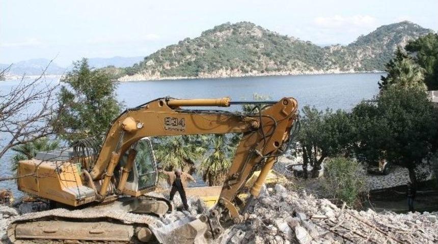 Atıl Bırakılan Gizli Cennet Yıkılıyor