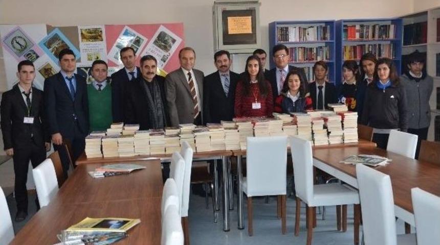Arguvan Belediyesinden Lise&rsquo;ye Kitap Bağışı
