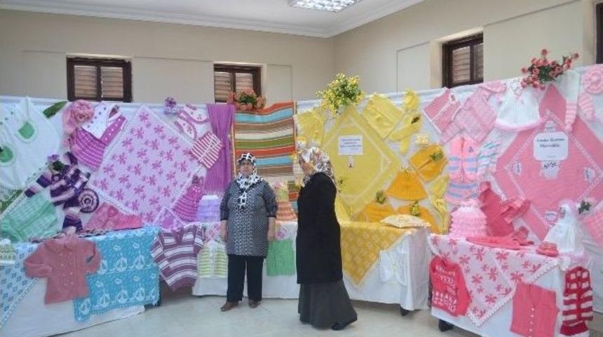 Kurslarda &Uuml;retilen Dokuma &Uuml;r&uuml;nleri Sergileniyor