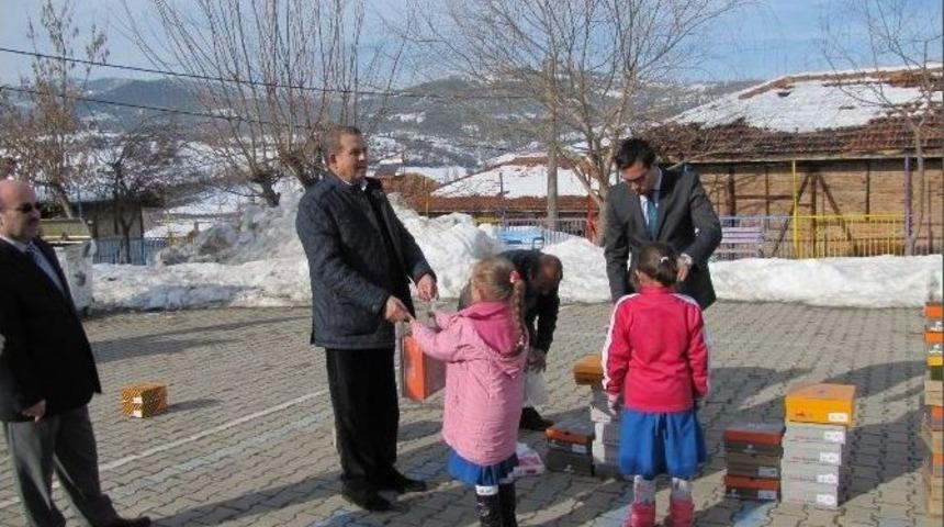 Hayırsever İş Adamından &Ouml;ğrencilere Bot Yardımı