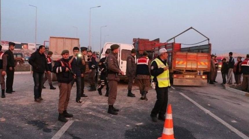 16 Yaşındaki S&uuml;r&uuml;c&uuml; Kaza Yaptı: 6 Yaralı