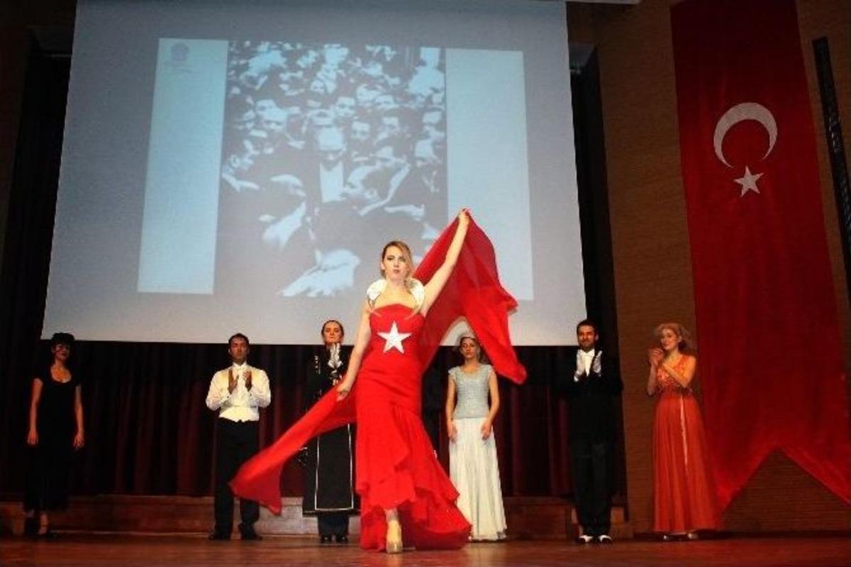 &Uuml;niversitelilerin Atat&uuml;rk Ve Cumhuriyet Defilesi Nefes Kesti