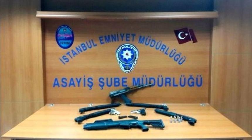 Maltepe&rsquo;de Otomobil Durağa Daldı: 1 &Ouml;l&uuml;, 2 Yaralı