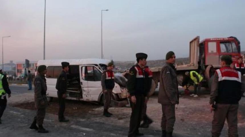 Minib&uuml;s Kavşakta Kamyona &Ccedil;arptı: 6 Yaralı