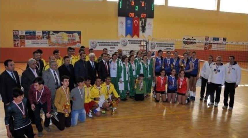 Karaman&rsquo;da D&uuml;zenlenen Okullararası Voleybol Turnuvası Sona Erdi