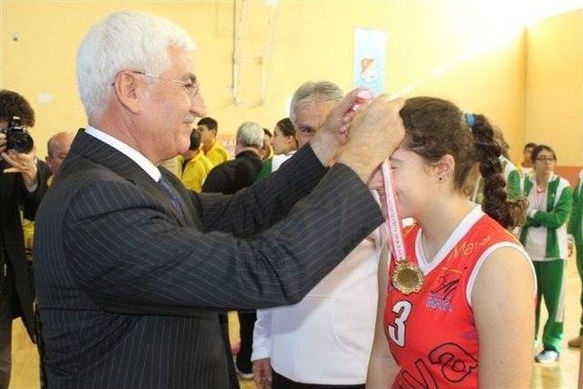 Karaman’da Düzenlenen Okullararası Voleybol Turnuvası Sona Erdi