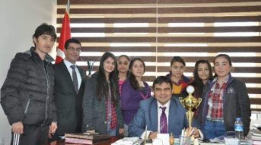 Kız Futsal Takımından Kaymakam Balcı&rsquo;ya Ziyaret