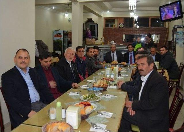 Selendi Eğitim-bir-sen Ve Ak Parti Teşkilatı Yemekte Buluştu 1
