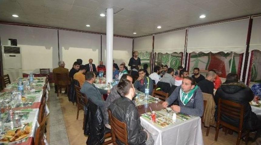 Ceyhansporlu Futbolculardan Y&ouml;netime Yemek