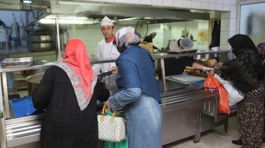 Büyükşehir’den Günde 2 Bin 500 Muhtaca Sıcak Yemek