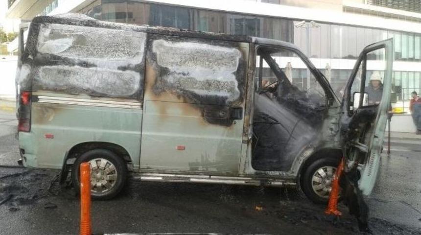 (özel Haber) Sigorta Şirketine Kızdı, Minibüsünü Yaktı