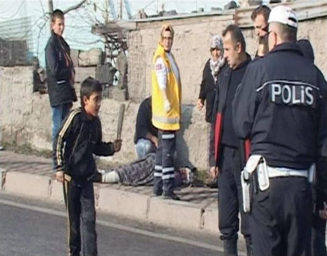 (&ouml;zel Haber) Kaza Yerinde Elinde Sopayla Ablasını Aradı