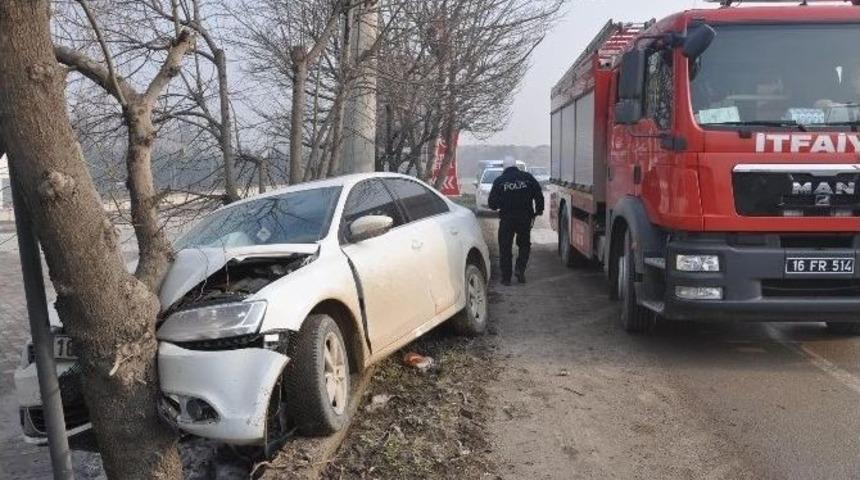 Kadın S&uuml;r&uuml;c&uuml; &Ouml;nce Duvara &Ccedil;ıktı, Sonra Ağaca &Ccedil;arptı