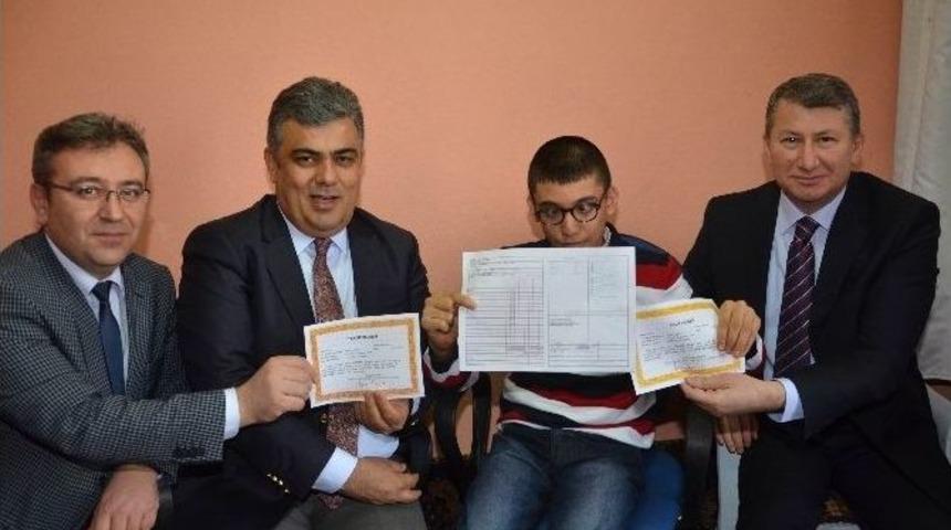 Evde Eğitim Alan Furkan&rsquo;ın Karne Sevinci