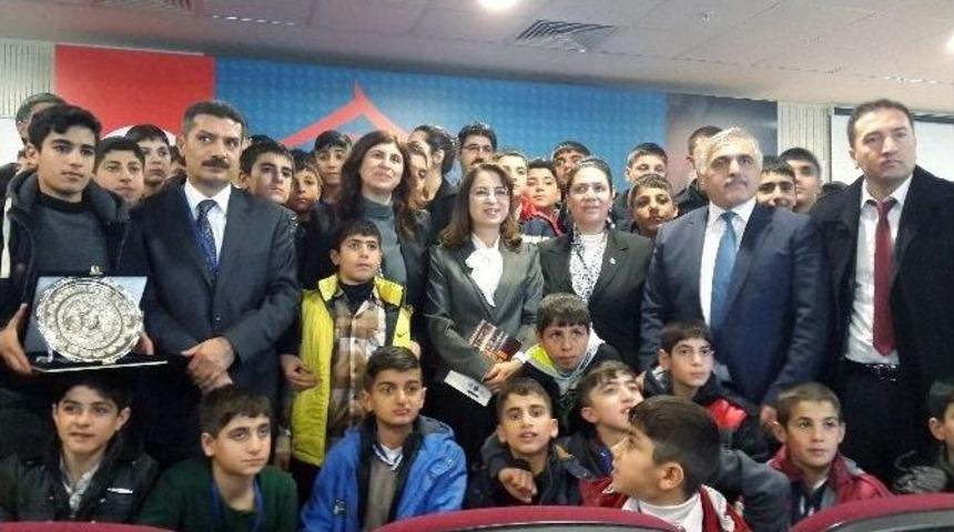 Şehit Polis M&uuml;d&uuml;r&uuml; Ali Gaffar&rsquo;ın Adını Taşıyan 102 &Ouml;ğrenci Ankara&rsquo;ya &Ccedil;ıkartma Yaptı