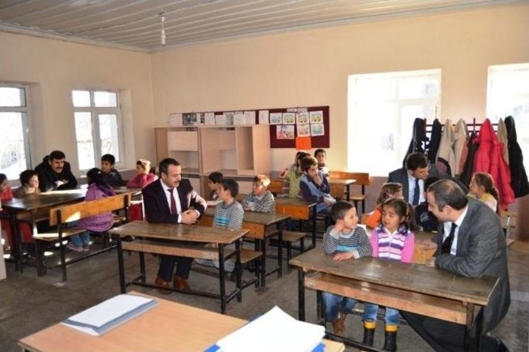 Aziziye&rsquo;de &Ouml;ğrencilere Karne T&ouml;reninde &Ccedil;alışma Masası Hediye Edildi