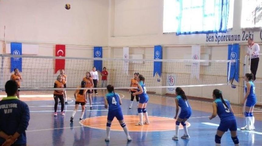 Voleybol &Ccedil;eyrek Final M&uuml;sabakaları Başladı