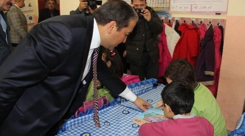 Kocasinan Kaymakamı Candan, &Ouml;ğrencilere Karnelerini Verdi