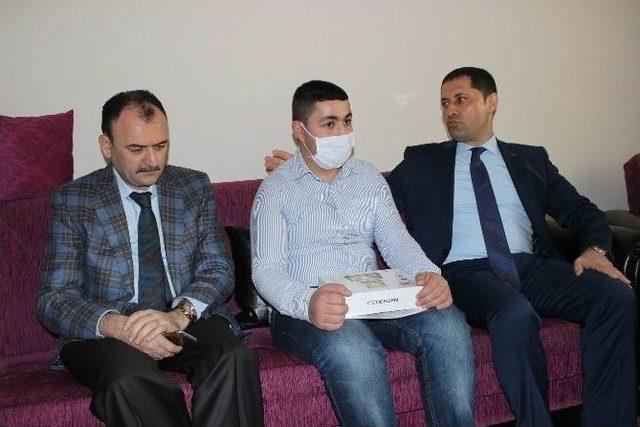 Evde Eğitim G&ouml;ren L&ouml;semi Hastası Ali, Karnesini Aldı 1