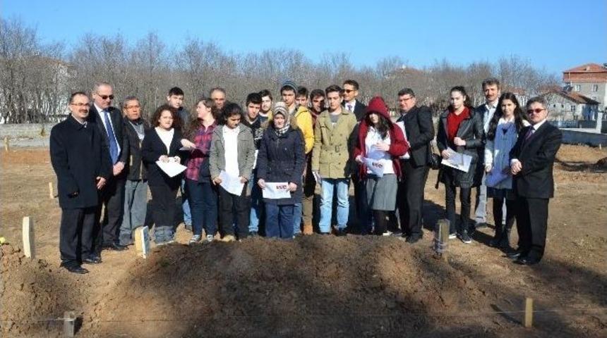 &Ouml;ğrenciler Ellerinde Karneleri İle Cemal Hocalarına Koştu