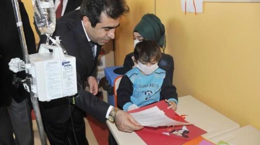 Lösemi Hastası Öğrenciler Karne Sevincini Hastanede Yaşadı