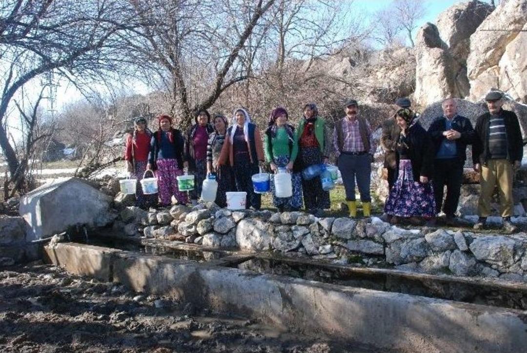 Gen&ccedil;ler, Banyo Yapamayınca K&ouml;y&uuml; Terketti