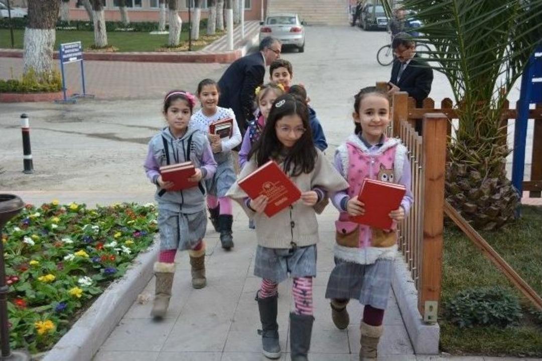 K&ouml;ydeki Kardeşleri İ&ccedil;in Kitaplarını Bağışladılar