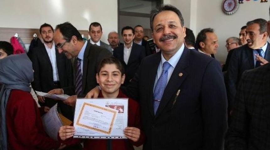 &Ouml;ğrenciler Yarıyıl Tatili Karnelerini Aldı