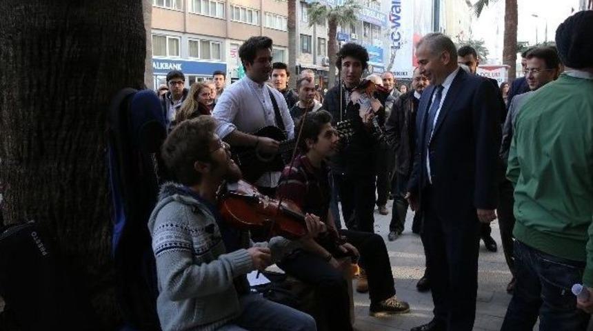 Başkan Zolan, Gen&ccedil;lerle Sokakta Sohbet Etti, &Ouml;z&ccedil;ekim Yaptı