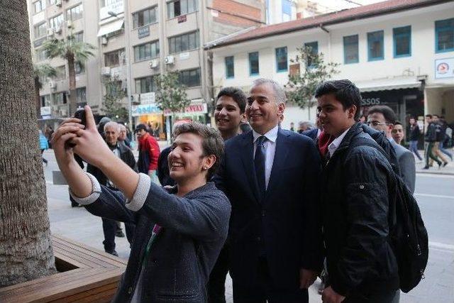 Başkan Zolan, Gençlerle Sokakta Sohbet Etti, Özçekim Yaptı