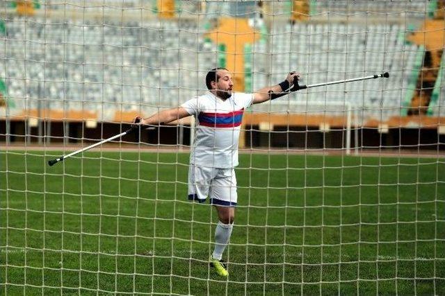 Başarılı Oyuncu, Azmi Ve Kararlılığıyla Yaşam Dersi Veriyor 2