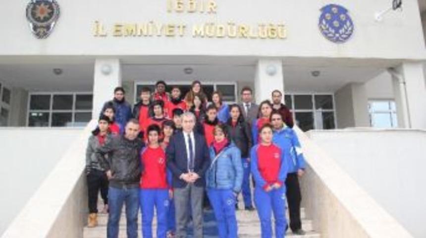 Bayan Futbolculardan M&uuml;d&uuml;r Babal&rsquo;a Ziyaret